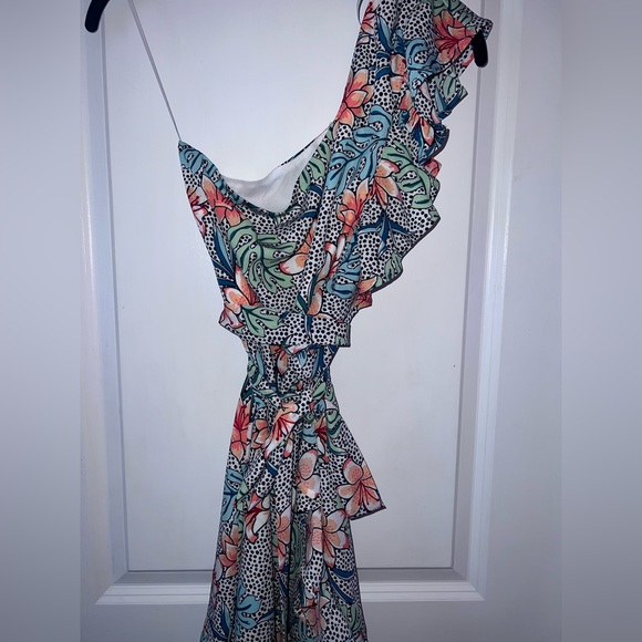 Francesca’s Mi ami asymmetrical dress. Size medium. B&W w/ tropical flowers - Picture 3 of 9